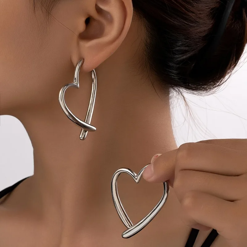 Amouré Heart Earrings