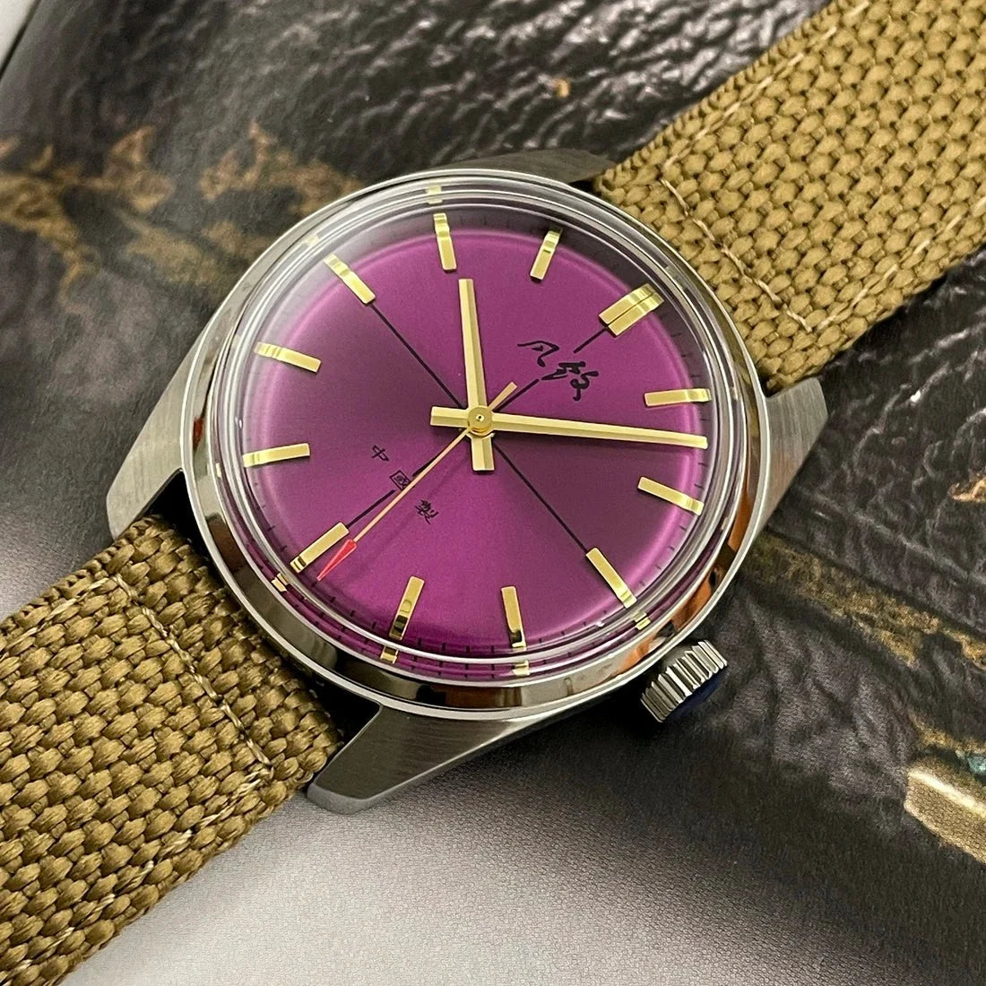 Vintage design watch